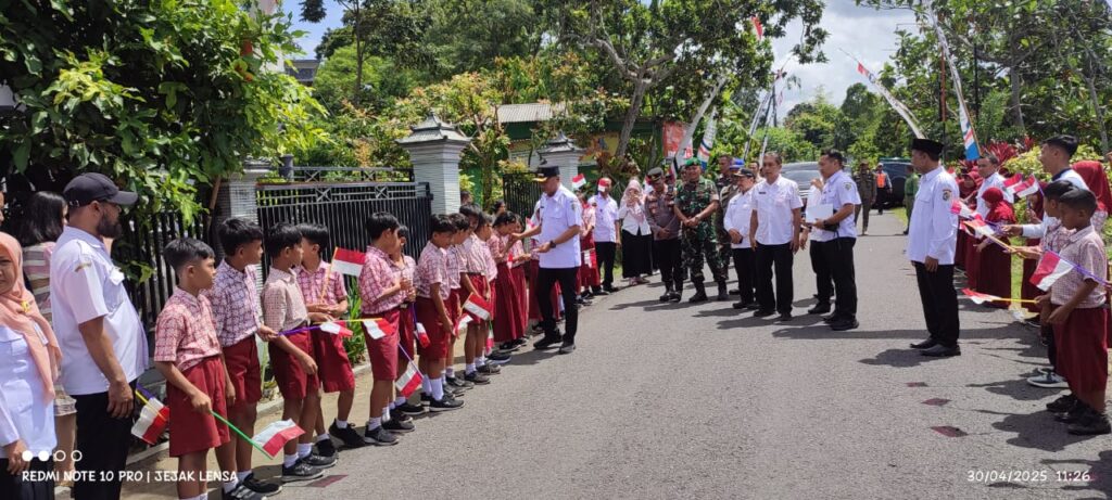 Kunjungan kerja Bupati Tulungagung Berikan Uang Jajan kepada Anak-Anak SD Kesambi