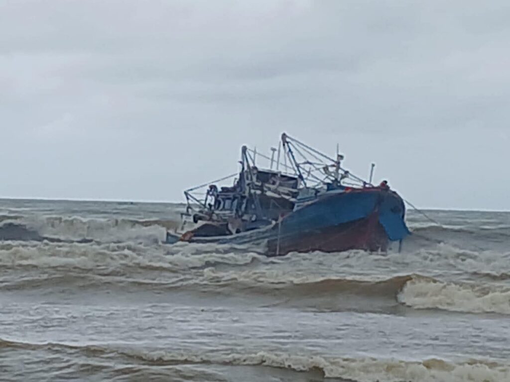Kapal Pencari Ikan Asal Lamongan Terdampar Dipantai Niyama Tulungagung, Semua ABK selamat