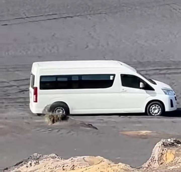 Hiace lanngar Aturan Konservasi, Terperosok Lautan Pasir Bromo Tengger