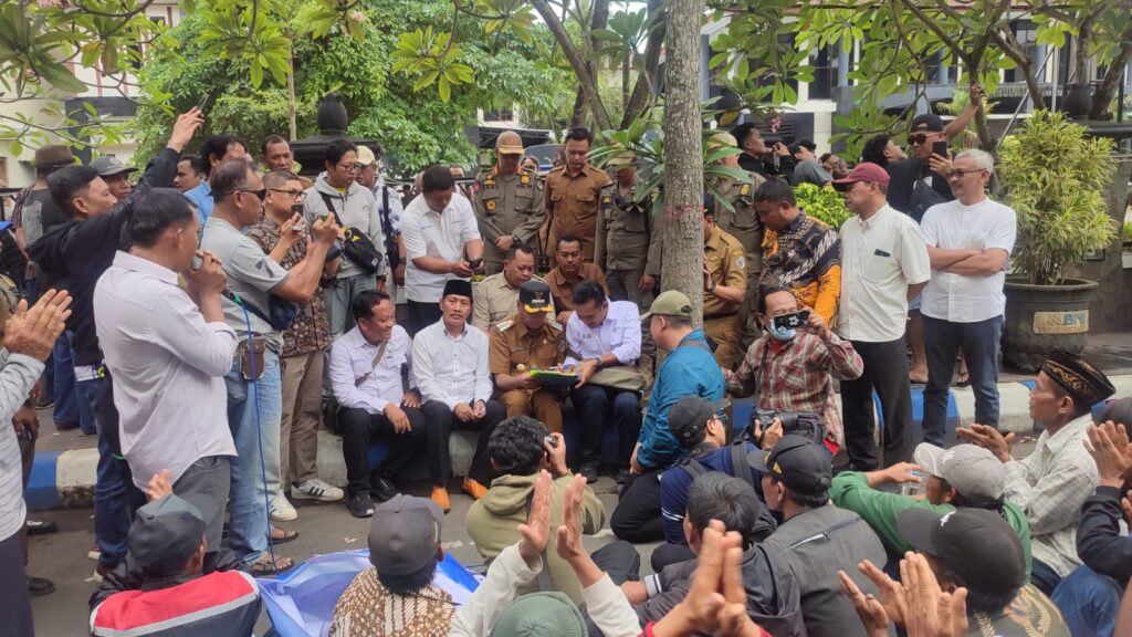 Ratusan Warga Wonorejo Geruduk Kantor DPRD Tulungagung, Petisi Loro Siji Loro Kabeh  ditanda Tangani Bupati,  Mengawal Perbaikan Jalan Sepanjang 25 Km selingkar Waduk Wonorejo selama 20Rusak