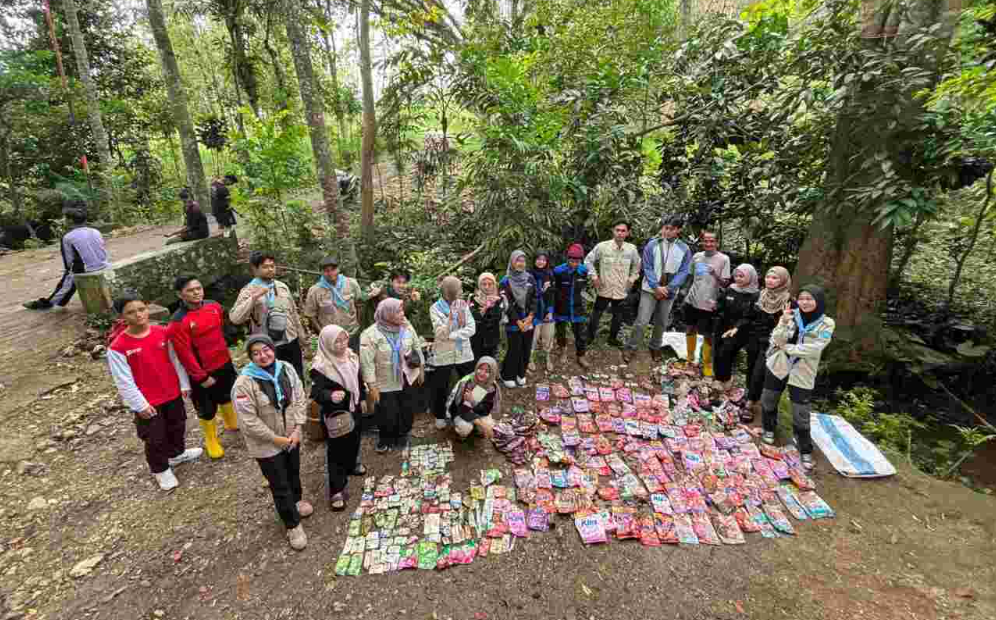 Sumber Beji Mata air Nguri Terancam Sampah Plastik Detergen, Aliansi Mahasiswa Tulungagung Brand Audit Temukan… DiDampingi Pokdarwis Tirto wono serta Alwi bersama Ecoton