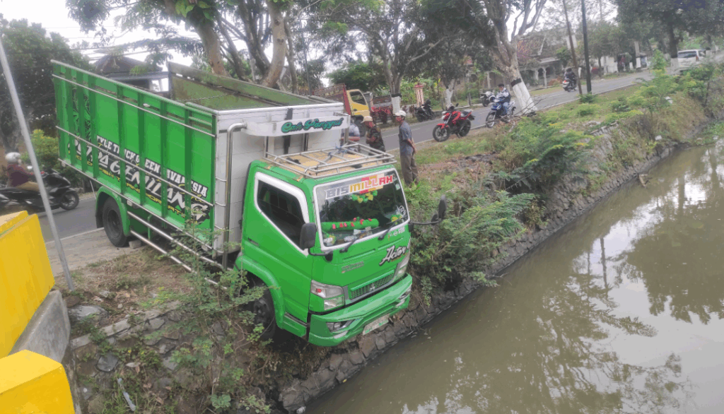 Menghindari Penyebrangnjalan Pukul 2 Dini Hari, Truk Masuk Sungai Di jalan Raya Durenan Badung