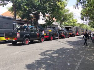 Barisan mobil berjajar di depan moko polres tulungagung, antisipasi dan pengamanan isi demo 4septber 