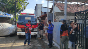 Damkar Tulungagung setelah melakukan proses pemadaman api yang melahap rumah di plandaan kedungwRu
